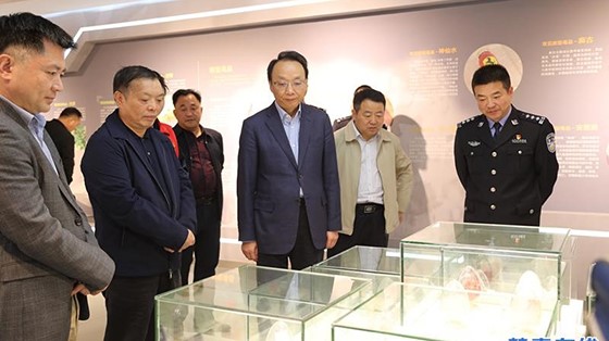 市委常委、政法委書(shū)記楊健蒞臨縣禁毒教育基地參觀指導(dǎo)